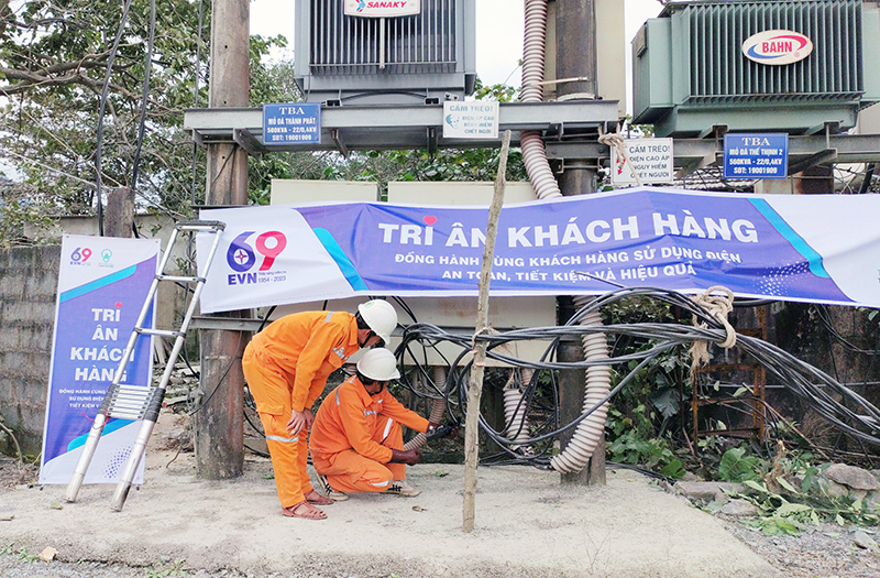 Điện lực Quảng Ninh đang vệ sinh máy biến áp cho khách hàng lớn.