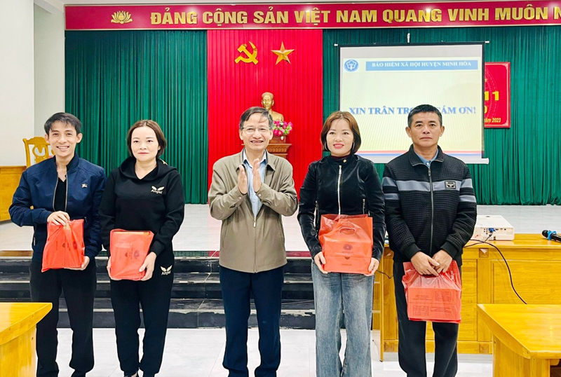 Lãnh đạo BHXH huyện Minh Hóa tặng quà cho những người đăng ký tham gia BHXH tự nguyện, BHYT hộ gia đình tại các hội nghị tuyên truyền.