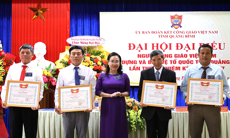 Đồng chí Chủ tịch Ủy ban MTTQVN tỉnh Phạm Thị Hân tặng bằng khen cho các cá nhân đạt thành tích xuất sắc trong phong trào thi đua yêu nước,  