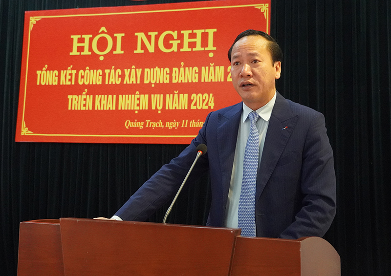 Đồng chí Bí thư Huyện ủy Quảng Trạch Nguyễn Xuân Đạt phát biểu tại hội nghị.