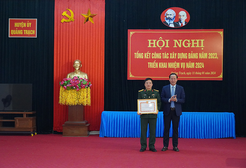 Đồng chí Nguyễn Xuân Đạt, Tỉnh ủy viên, Bí thư Huyện ủy trao bằng khen của Ban Thường vụ Tỉnh ủy cho đảng viên đạt tiêu chuẩn  