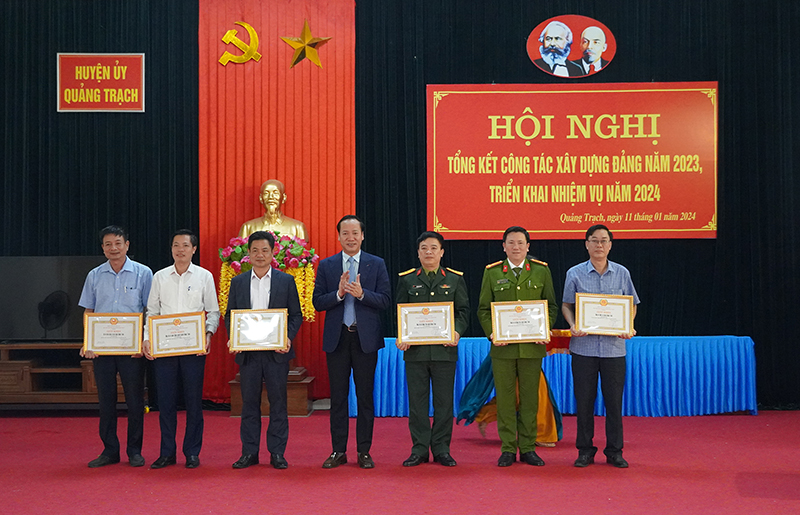 Đồng chí Nguyễn Xuân Đạt, Tỉnh ủy viên, Bí thư Huyện ủy Quảng Trạch tặng giấy khen cho các tổ chức cơ sở đảng đạt tiêu chuẩn “Hoàn thành xuất sắc nhiệm vụ” tiêu biểu năm 2023.