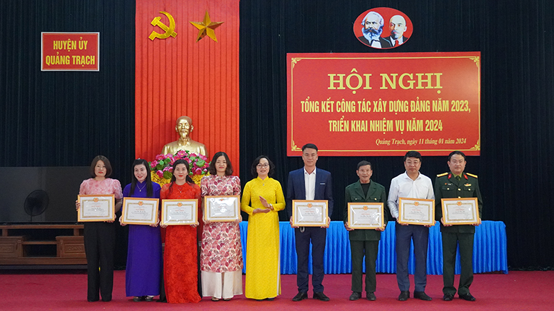 Đồng chí Vũ Thị Mai, Phó Bí thư Thường trực Huyện ủy Quảng Trạch trao giấy khen cho các 