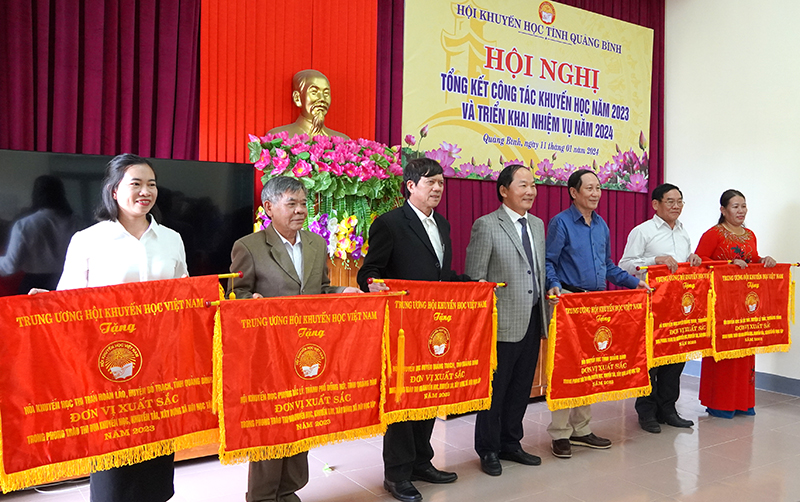 Thừa ủy quyền, Chủ tịch Hội Khuyến học tỉnh Trần Xuân Vinh trao cờ thi đua các đơn vị.
