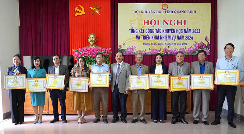 Chủ tịch Hội Khuyến học tỉnh Trần Xuân Vinh trao bằng khen của Trung ương Hội Khuyến học cho các tập thể.
