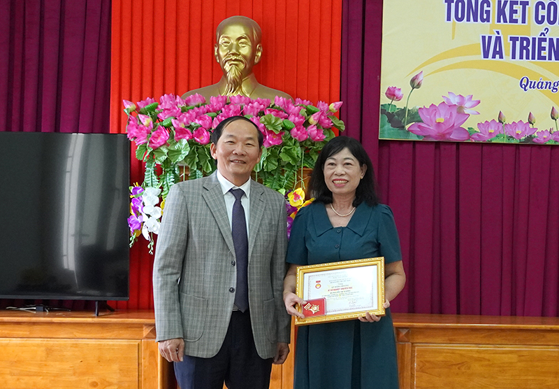 Lãnh đạo Hội Khuyến học tỉnh trao kỷ niệm chương cho cá nhân có nhiều đóng góp trong hoạt động KHKT.