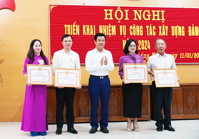 Đồng chí Bí thư Huyện ủy Quảng Ninh Trần Quốc Tuấn trao giấy khen cho các đảng viên hoàn thành xuất sắc nhiệm vụ 5 năm liền 