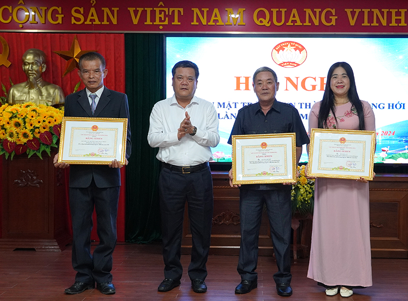 Đồng chí Bí thư Thành ủy Đồng Hới Trần Phong trao bằng khen của Chủ tịch UBND tỉnh tặng các tập thể và cá nhân đã có thành tích xuất sắc trong công tác Mặt trận năm 2023.