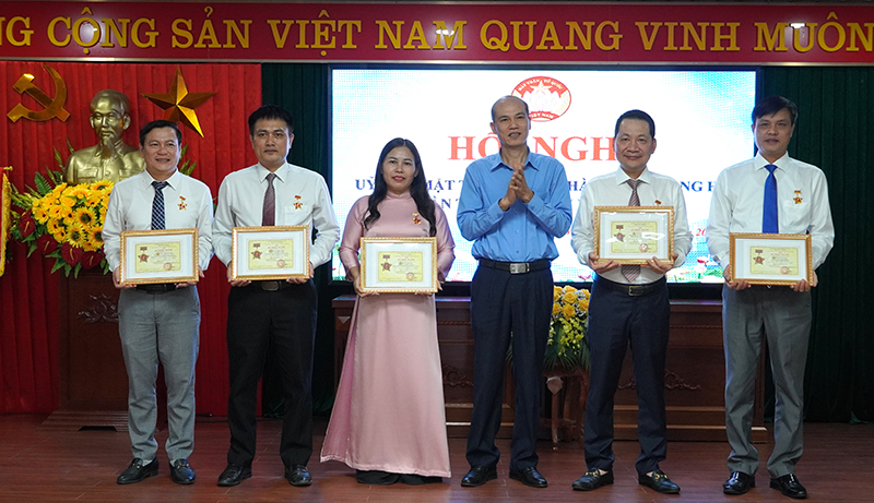 Các cá nhân được tặng kỷ niệm chương “Vì sự nghiệp đại đoàn kết toàn dân tộc” của Ủy ban Trung ương MTTQVN. 