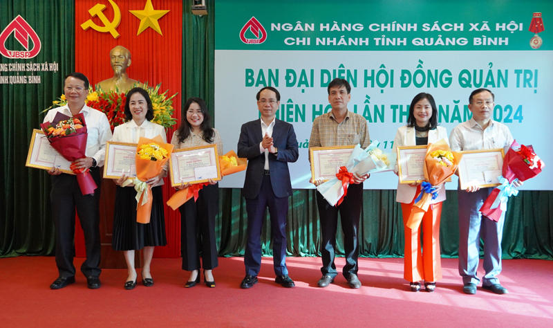 Đồng chí Phó Chủ tịch UBND tỉnh Phan Mạnh Hùng trao thưởng cho các cá nhân có thành tích trong chỉ đạo triển khai thực hiện tốt Nghị quyết số 11/NĐ-CP ngày 30/1/2022 của Chính phủ.