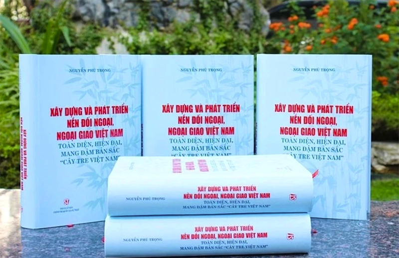 Cuốn sách Xây dựng và phát triển nền đối ngoại, ngoại giao Việt Nam toàn diện, hiện đại, mang đậm bản sắc “cây tre Việt Nam” của Tổng Bí thư Nguyễn Phú Trọng.