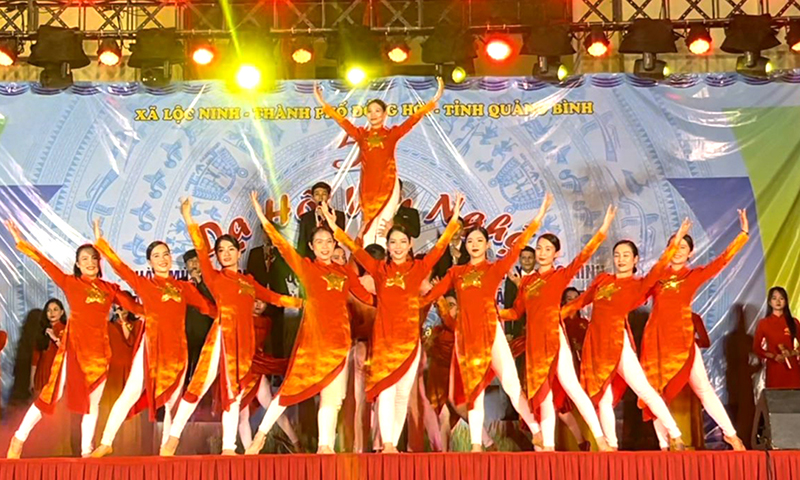 Phong trào văn hóa văn nghệ của TP. Đồng Hới phát triển rộng khắp, thu hút đông đảo người dân tham gia (Trong ảnh: chương trình văn nghệ của xã Lộc Ninh nhân dịp mừng Quốc khánh 2/9/2023).