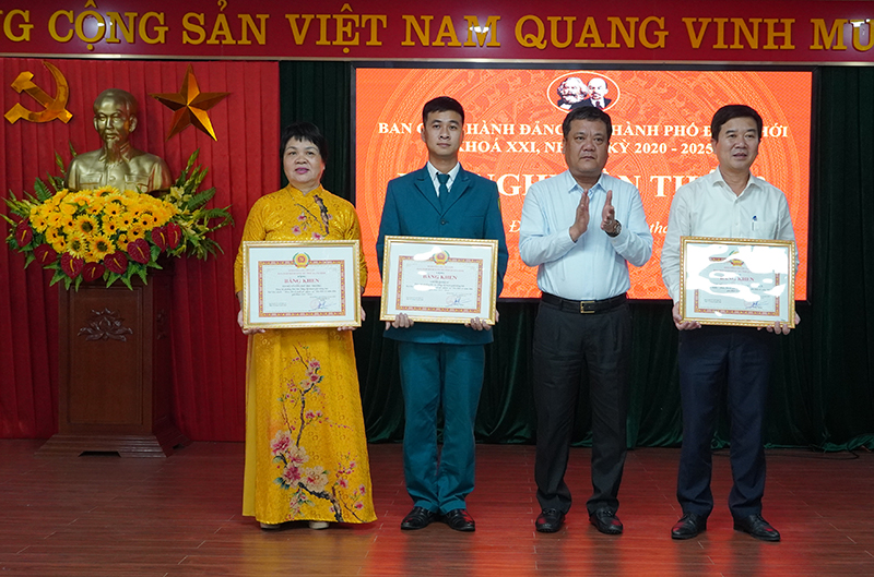 Đồng chí Bí thư Thành ủy Đồng Hới Trần Phong trao bằng khen của Ban Thường vụ Tỉnh ủy cho các tập thể tiêu chuẩn “Hoàn thành xuất sắc nhiệm vụ” tiêu biểu 5 năm liền (2018-2023).