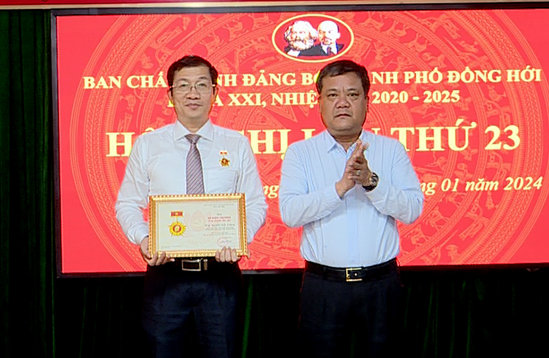 Đồng chí Bí thư Thành ủy Đồng Hới Trần Phong trao trao kỷ niệm chương “Vì sự nghiệp Dân vận” đồng chí có nhiều đóng góp cho sự nghiệp công tác dân vận của Đảng.