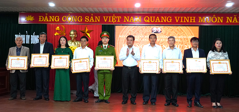 Đồng chí Bí thư Thành ủy Đồng Hới Trần Phong trao bằng khen của Ban Thường vụ Tỉnh ủy tặng các đảng viên đạt tiêu chuẩn “Hoàn thành xuất sắc nhiệm vụ” 5 năm liền (2018-2023).