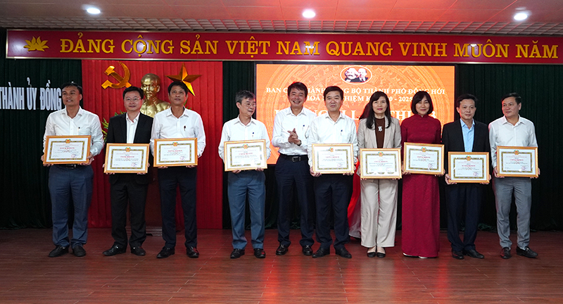 Đồng chí Chủ tịch UBND thành phố Hoàng Ngọc Đan trao giấy khen tặng các tập thể đạt tiêu chuẩn “Hoàn thành xuất sắc nhiệm vụ” tiêu biểu năm 2023.
