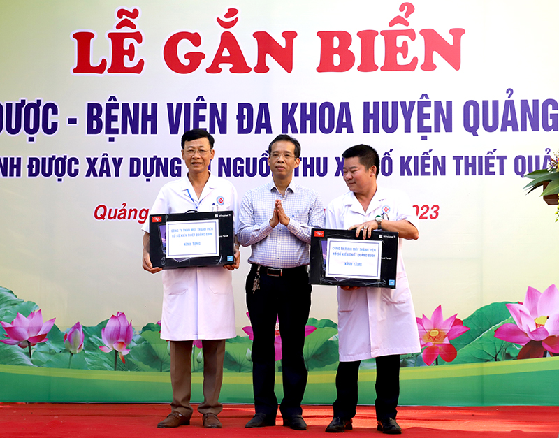 Ông Hoàng Minh Tuấn, Chủ tịch HĐQT kiêm Giám đốc Công ty TNHH MTV XSKT Quảng Bình tặng quà cho Bệnh viện đa khoa huyện Quảng Ninh.