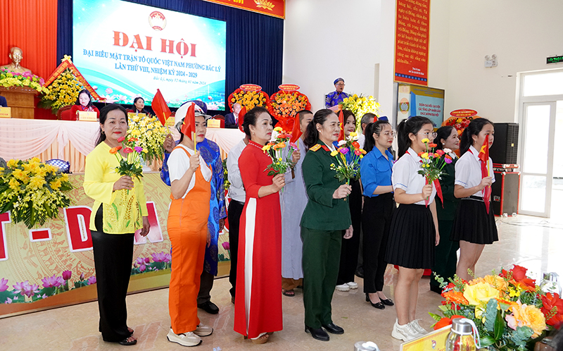 Đoàn đại biểu đại diện các tầng lớp nhân dân trên địa bàn đến tặng hoa chúc mừng đại hội.