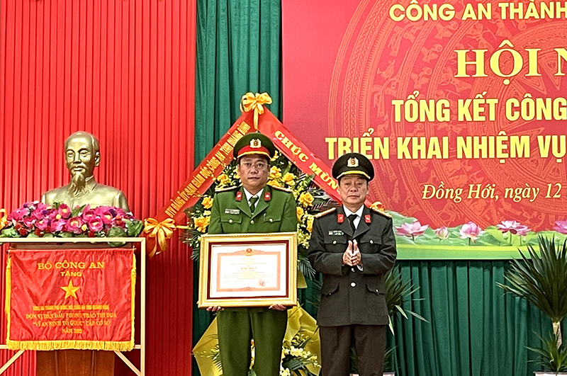 Thừa ủy quyền, đồng chí Giám đốc Công an tỉnh Nguyễn Hữu Hợp, trao Bằng khen của Thủ tướng Chính phú cho 1 cá nhân.