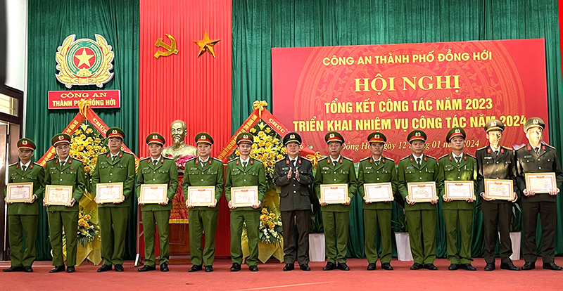 Đồng chí Giám đốc Công an tỉnh Nguyễn Hữu Hợp trao thưởng danh hiệu “Đơn vị quyết thắng” cho 12 tập thể.
