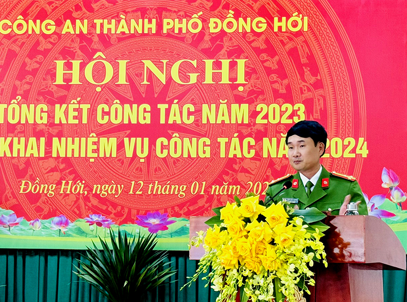 Thượng tá Trần Đức Dương, Trưởng Công an thành phố phát biểu tại hội nghị.