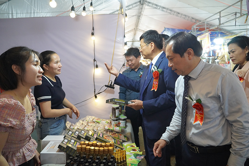 Các đại biểu tham quan gian hàng của các cơ sở sản xuất tại Quảng Bình.