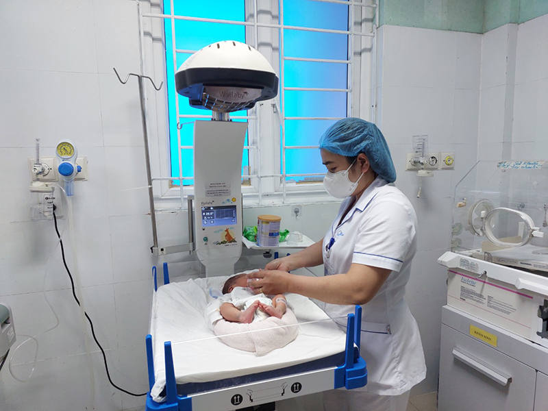 Cháu bé hiện đang được chăm sóc tại Bệnh viên đa khoa Bắc Quảng Bình.