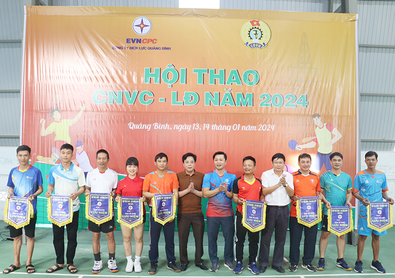 Ban tổ chức trao cờ lưu niệm cho các đội, vận động viên tham gia thi đấu.