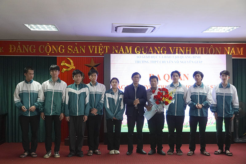 Thái Hồng Phong (thứ hai từ phải sang) trong đội tuyển học sinh giỏi Toán dự thi chọn học sinh giỏi quốc gia 