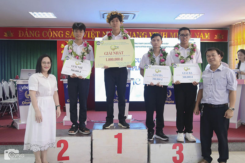 Việc tổ chức tốt cuộc thi Đường lên đỉnh Olympia cấp trường đã tạo cơ hội cho Thái Hồng Phong (vị trí số 1) và nhiều học sinh những sân chi trí tuệ bổ ích. 