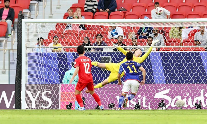 Thủ môn Nguyễn Filip có nhiều tình huống cứu thua ấn tượng trong trận đấu với Đội tuyển Nhật Bản. (Ảnh: Hoàng Linh/TTXVN)