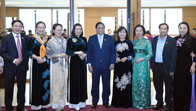 Đại biểu Nguyễn Minh Tâm, Phó trưởng đoàn chuyên trách Đoàn ĐBQH tỉnh và các nữ ĐBQH chụp ảnh bên lề kỳ họp với Thủ tướng Chính phủ Phạm Minh Chính