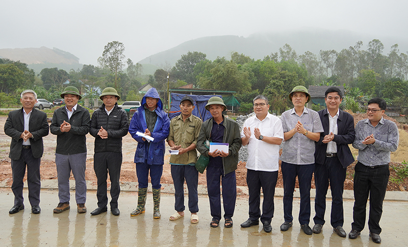 Đại diện lãnh đạo UBND huyện Bố Trạch, Ban Quản lý Dự án 6 (Bộ Giao thông vận tải) và chính quyền địa phương tặng quà cho các hộ dân xây nhà ở khu TĐC xã Liên Trạch (Bố Trạch).