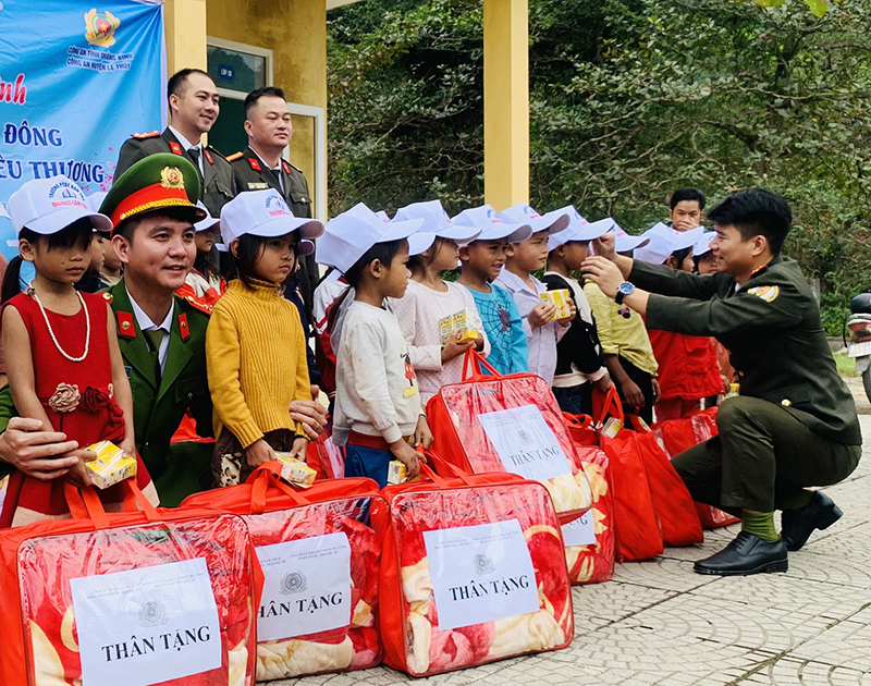 Trao quà cho học sinh ở điểm trường Tân Ly.