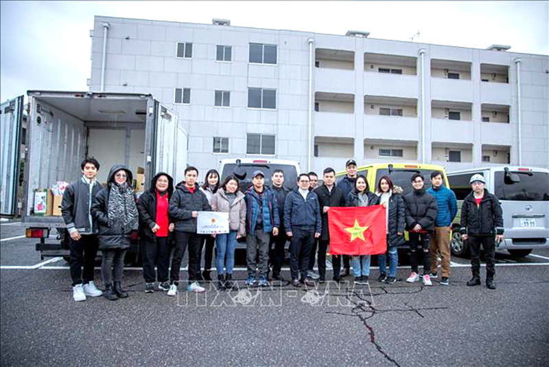 Ngày 6/1/2024, đoàn công tác của Tổng lãnh sự quán Việt Nam tại Osaka đến tỉnh Ishikawa để thăm hỏi, hỗ trợ người Việt và Nhật Bản đang bị ảnh hưởng của động đất. Ảnh: Xuân Giao/Pv TTXVN tại Nhật Bản