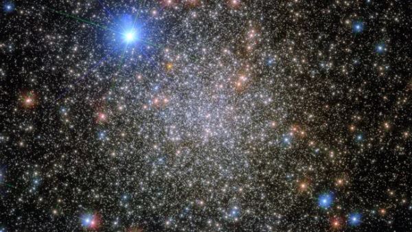 Một nhóm sao được gọi là cụm sao cầu. Cụm sao cầu NGC 6380 này nằm cách Trái đất khoảng 35.000 năm ánh sáng. Ảnh: NASA