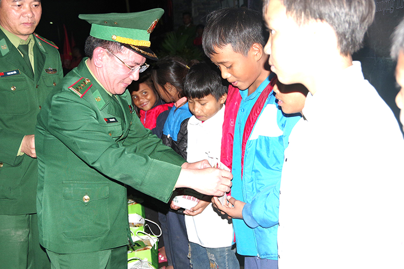 BĐBP tỉnh Quảng Bình trao quà cho học sinh có hoàn cảnh khó khăn trong chương trình nâng bước em tới trường, con nuôi đồn biên phòng.