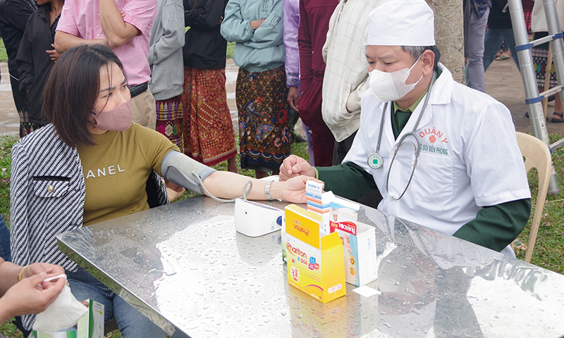 Cán bộ chiến sỹ đồn biên phòng Cồn Roàng khám chữa bệnh và cấp phát thuốc miễn phí cho bà con nhân dân.
