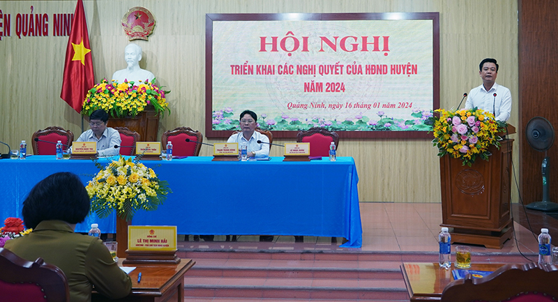 Đồng chí Bí thư Huyện uỷ Quảng Ninh Trần Quốc Tuấn phát biểu chỉ đạo tại hội nghị.