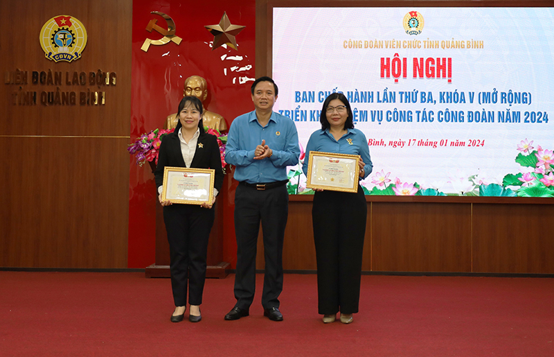 Đồng chí Chủ tịch LĐLĐ tỉnh Phạm Tiến Nam trao Kỷ niệm chương “Vì sự nghiệp xây dựng tổ chức Công đoàn” cho cá nhân.