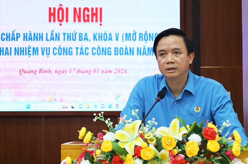 Đồng chí Chủ tịch LĐLĐ tỉnh Phạm Tiến Nam phát biểu chỉ đạo tại hội nghị.