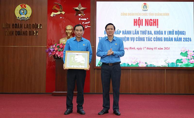  Đồng chí Chủ tịch LĐLĐ tỉnh Phạm Tiến Nam trao bằng khen của Ban Chấp hành Tổng LĐLĐ Việt Nam cho cá nhân.