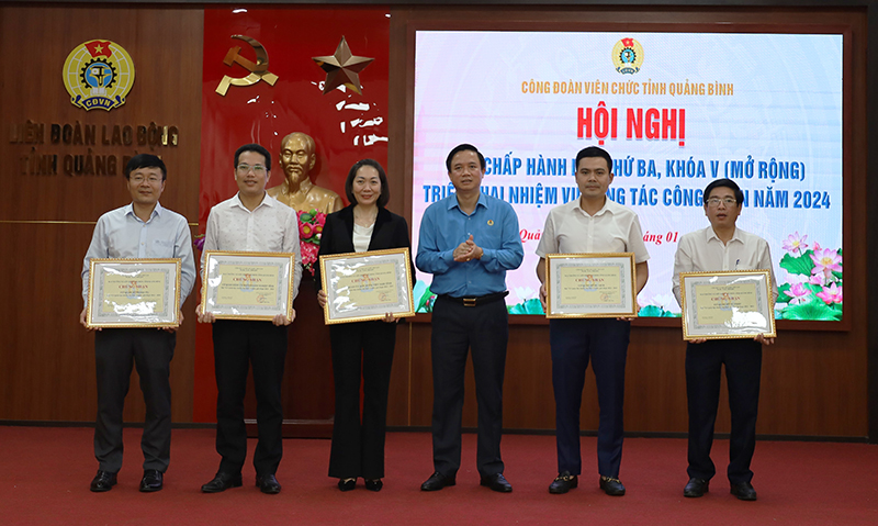 Đồng chí Chủ tịch LĐLĐ tỉnh Phạm Tiến Nam trao giấy chứng nhận “Cơ quan đạt chuẩn văn hóa” cho các đơn vị.