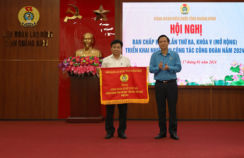   Đồng chí Chủ tịch LĐLĐ tỉnh Phạm Tiến Nam trao cờ thi đua chuyên đề cho tập thể.