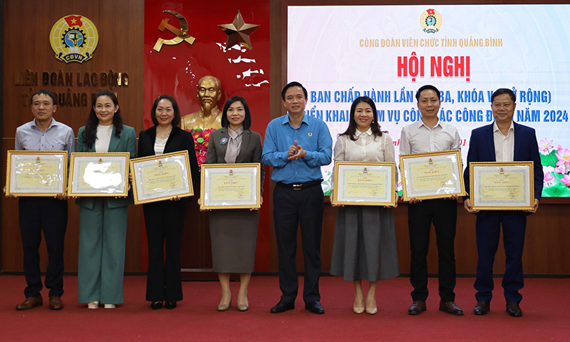 Đồng chí Chủ tịch LĐLĐ tỉnh Phạm Tiến Nam trao bằng khen của Ban Chấp hành LĐLĐ tỉnh cho các tập thể.