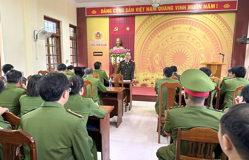 Đồng chí đại tá Nguyễn Hữu Hợp, Giám đốc Công an tỉnh đánh giá cao công tác tạm giam, tạm giữ và tinh thần trách nhiệm của cán bộ, chiến sỹ tại Trại tạm giam Công an tỉnh.