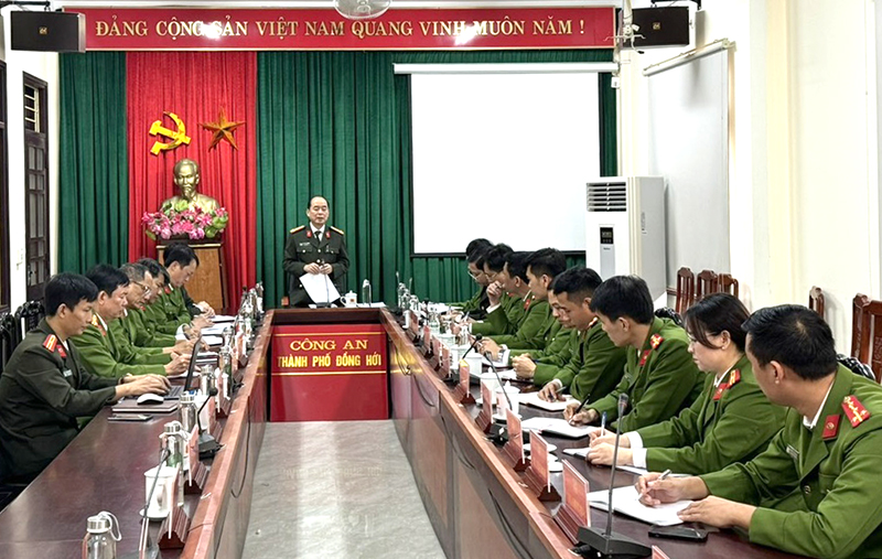 Đại tá Nguyễn Hữu Hợp, Giám đốc Công an tỉnh phát biểu chỉ đạo tại buổi kiểm tra tại Công an TP. Đồng Hới.