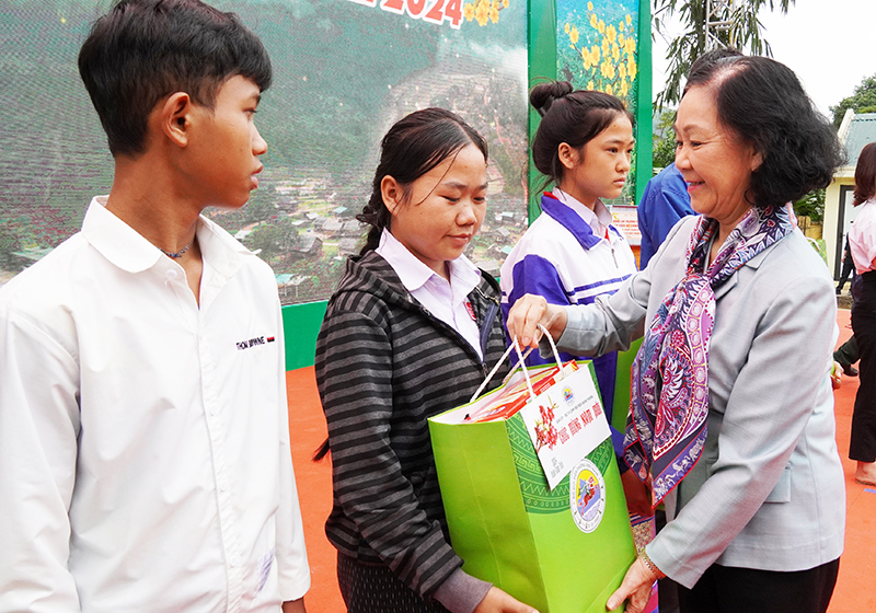 Đồng chí Thường trực Ban Bí thư Trương Thị Mai tặng quà cho học sinh nghèo xã Dân Hóa (Minh Hóa).