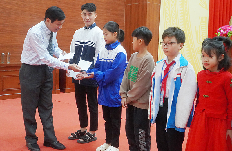 Đồng chí Phó Chủ tịch Thường trực HĐND tỉnh trao học bổng cho học sinh có hoàn cảnh đặc biệt khó khăn huyện Minh Hóa.
