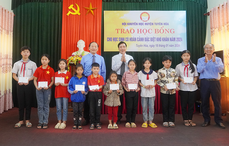 Trao học bổng cho học sinh có hoàn cảnh đặc biệt khó khăn huyện Tuyên Hóa.